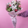 Buket sa ljiljanima i ružama u obliku fišeka