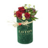 Zeleni flower box sa crvenim ružama