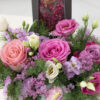 Okrugla roze kutija cveća u kombinaciji sa šumećom kupkom i ručno radjenom čokoladom izbliza