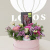 Okrugla roze kutija cveća u kombinaciji sa šumećom kupkom i ručno radjenom čokoladom