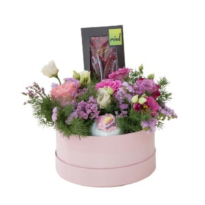 Okrugla roze kutija cveća u kombinaciji sa šumećom kupkom i ručno radjenom čokoladom