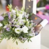 Flower box sačinjen od šarenolikog cveća, čokolada i vina