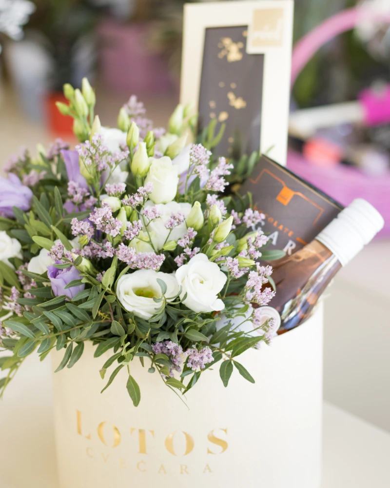 Flower box sačinjen od šarenolikog cveća, čokolada i vina Flower box sačinjen od šarenolikog cveća, čokolada i vina