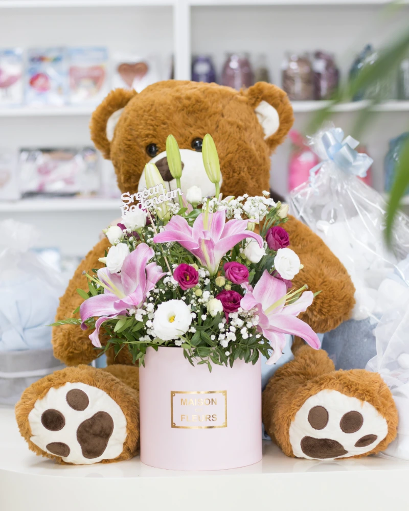 Flower box sačinjen od roze ljiljana, roze ruža i ljubičastih i belih lizijantusa sa medom u pozadini