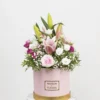 Flower box sačinjen od roze ljiljana, roze ruža i ljubičastih i belih lizijantusa Flower box sačinjen od roze ljiljana, roze ruža i ljubičastih i belih lizijantusa