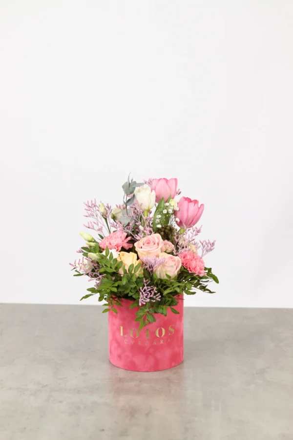 Flower box sa roze ruža,a i u roze kutiji