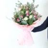 roze-ruze-buket-2 Buket sa roze ruzama i roze ljiljanima upakovan u roze papiru sa zelenilom
