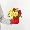 Baby bear box je crveni flower box sa cvetovima orhideje, ružama i plišanim medom
