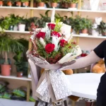 Buket od 5 crvenih ruža sa plišanim medom