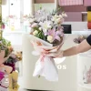 buket-ljiljani-lizijantusi-2 Buket cveća sa ljiljanima, ružama i lizijantusima