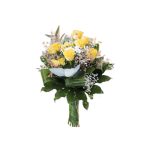 Buket cveća sa žutim ružama i zelenilom