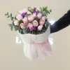 buket-cveca-plis-3 Buket cveća od nežno roze ruža u plišanom papiru