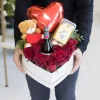 box-ruze-meda-balon-fererro-2 Kutija crvenih ruža u obliku srca sa plišanim medom, balonom, vinom i čokoladom.
